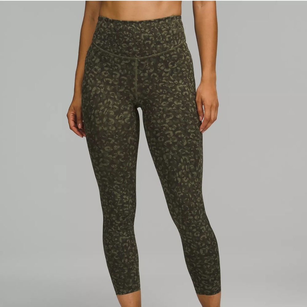 NWT Lululemon Base Pace HR Tight 25” Black and gray